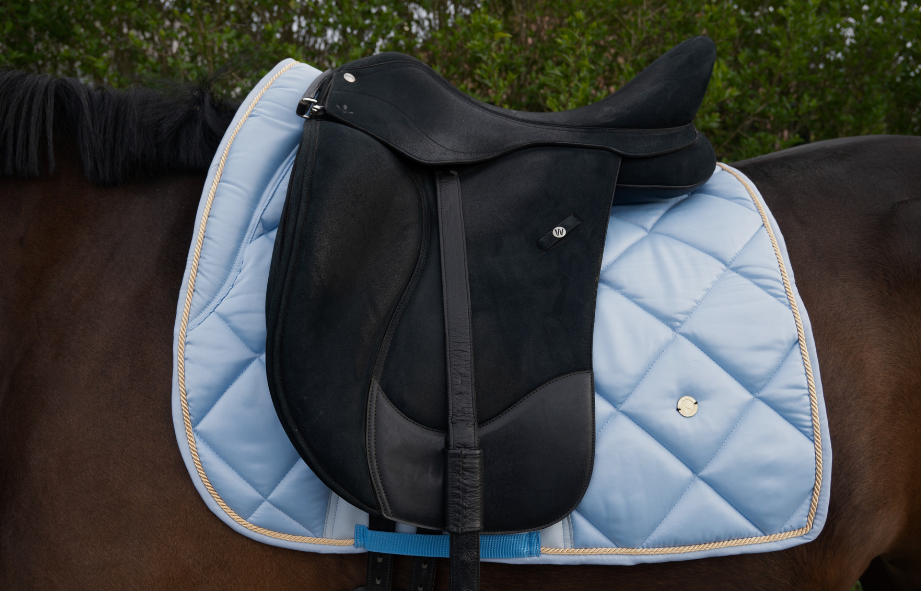 Zwarte paardenzadel op een pastel blauwe zadeldek met een gewatteerd ontwerp PASTEL BLUE
