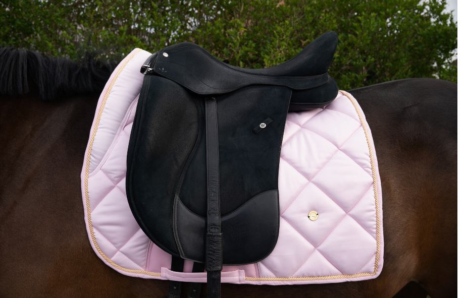 Zachte lichtroze zadeldek van THE HORSEBOX met zwarte zadel en groot quiltpatroon LIGHT PINK