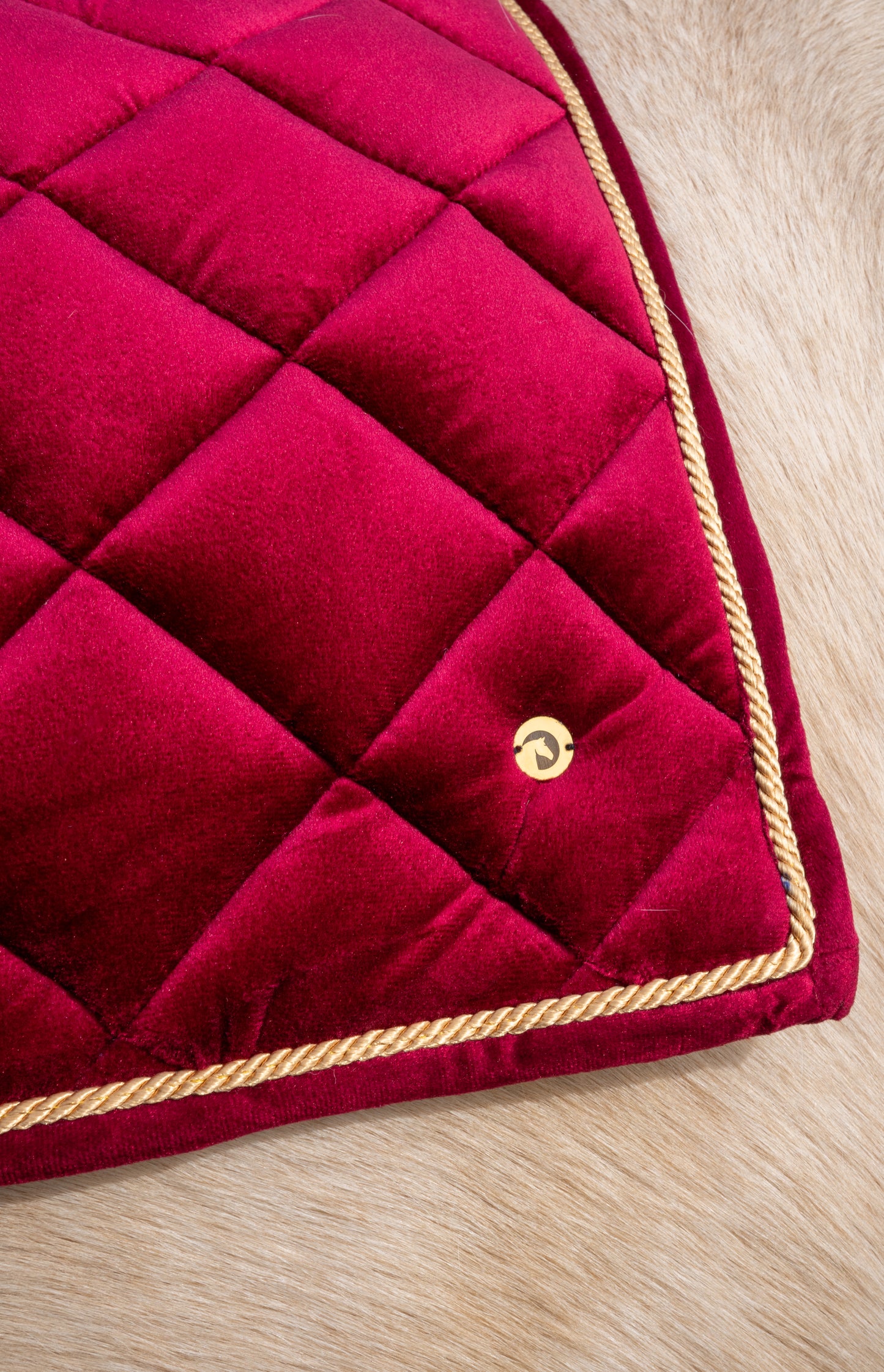 Bordeaux velvet zadeldekje met gouden rand en luxe quilt patroon voor ruitersport