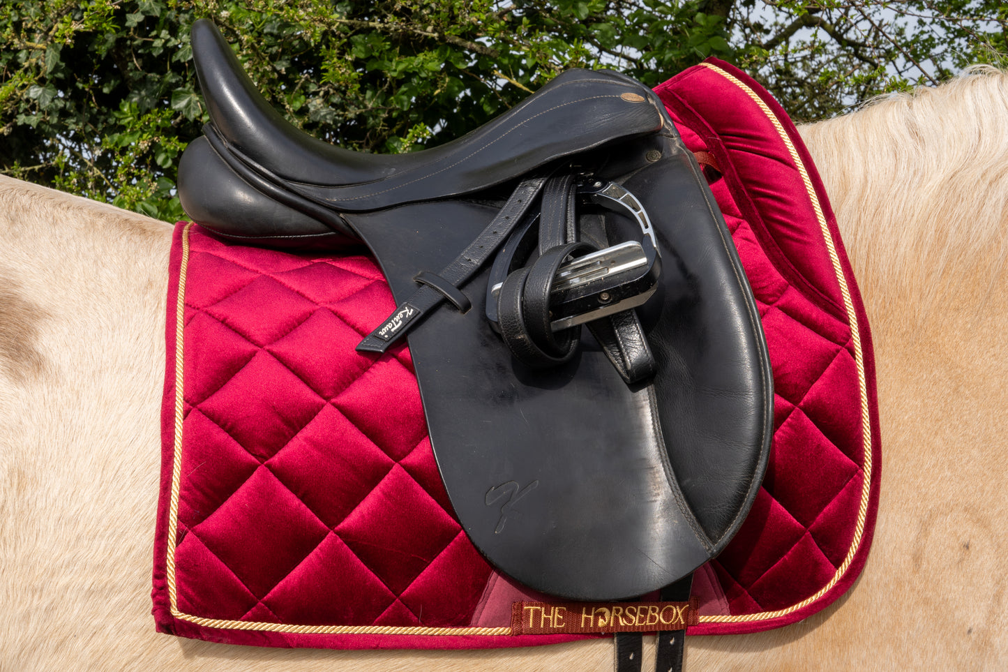 Zadeldekje van THE HORSEBOX in Bordeaux Velvet met een stijlvolle quiltpatroon op een paard