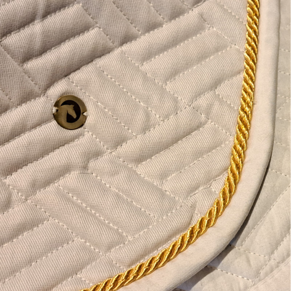 Zadeldekje van THE HORSEBOX in wit met gouden details, WHITE GOLD SAMPLE, perfect voor ruiters