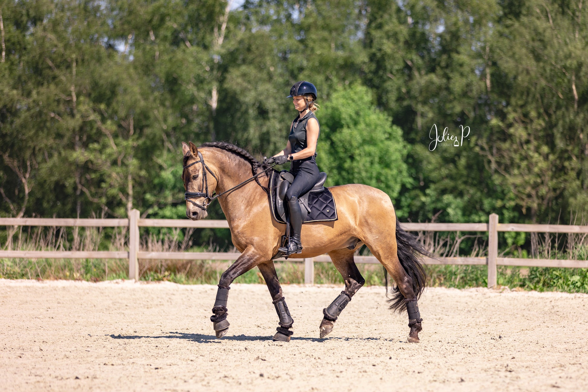 Paard met ruiter in het zwart, met een zwart fluwelen zadeldekje voor optimale comfort
