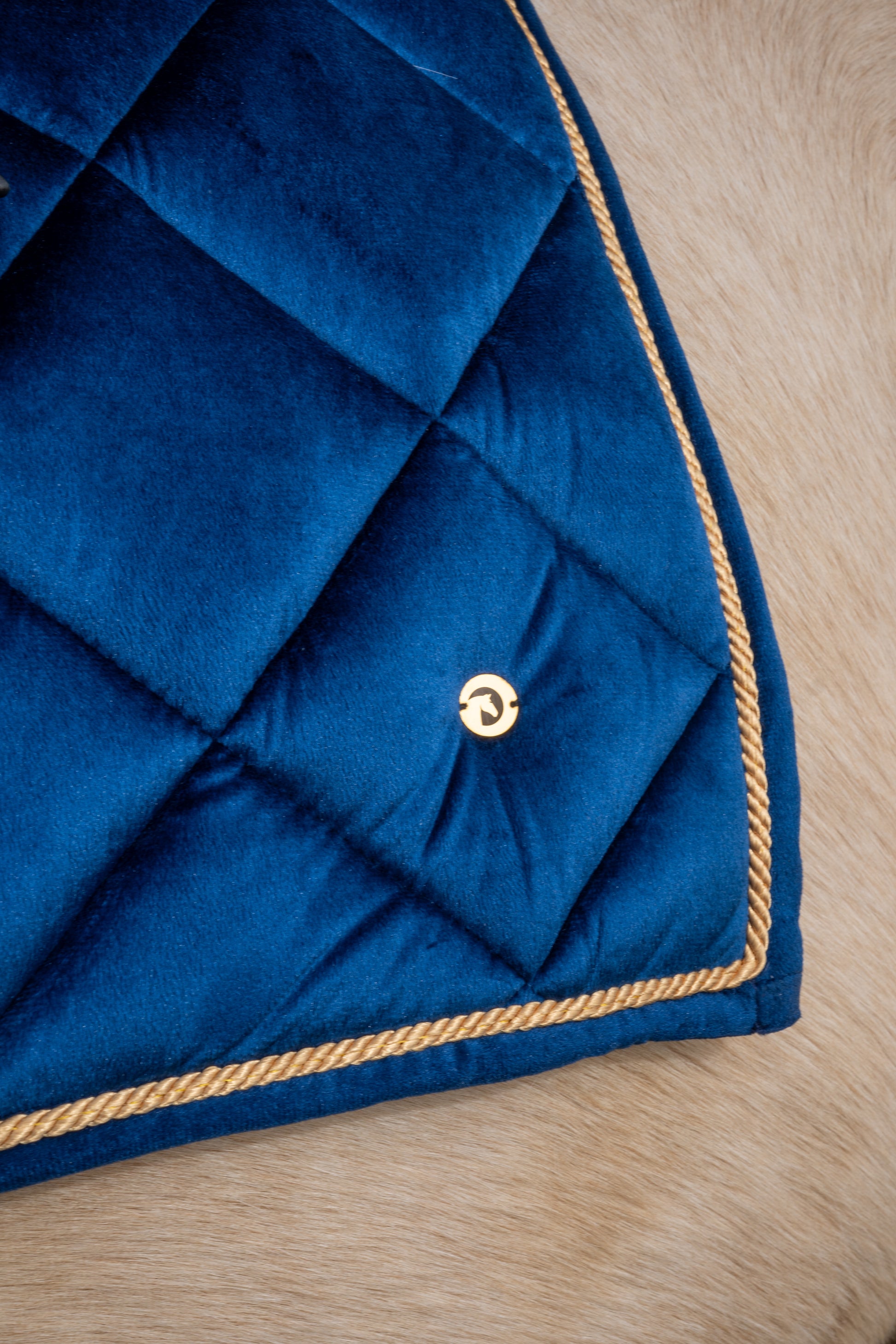 Zadeldekje in blauw fluweel met een elegante gouden rand van THE HORSEBOX